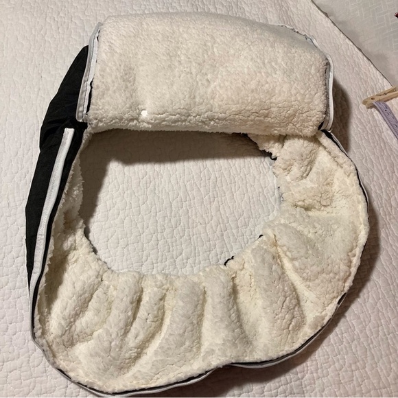 Caruili Stroller Cover in Cozy White Fleece & Waterproof Black Fabric - Picture 4 of 9